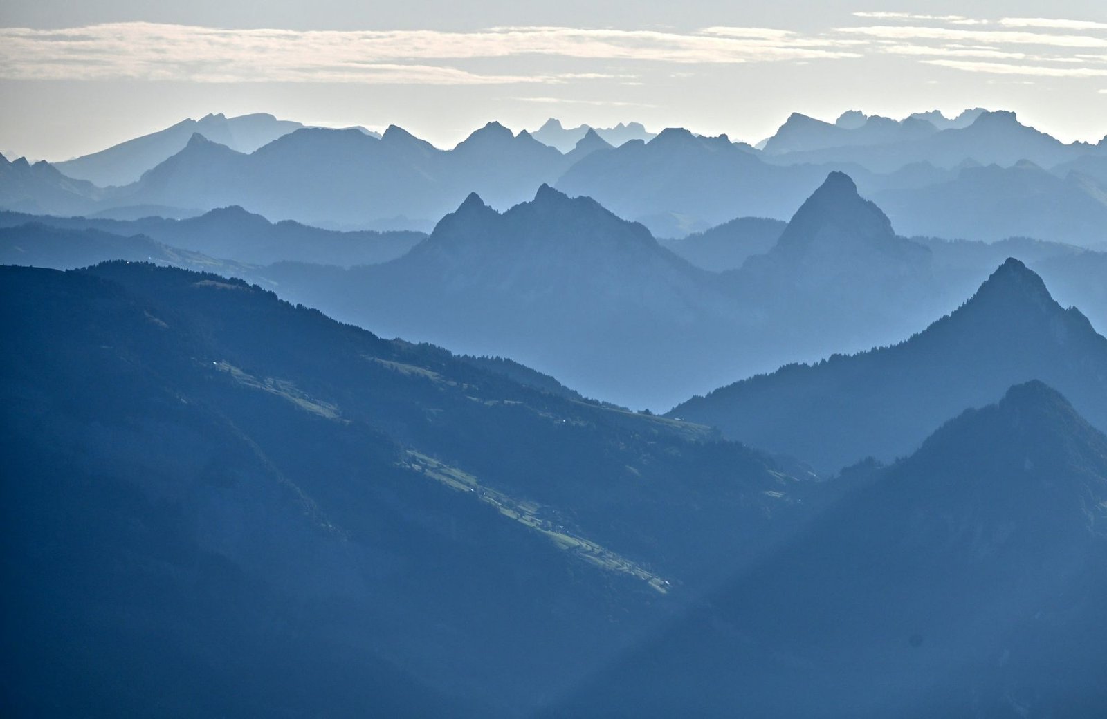 Bergpanorama mit gestaffelten Kämmen im Morgendunst