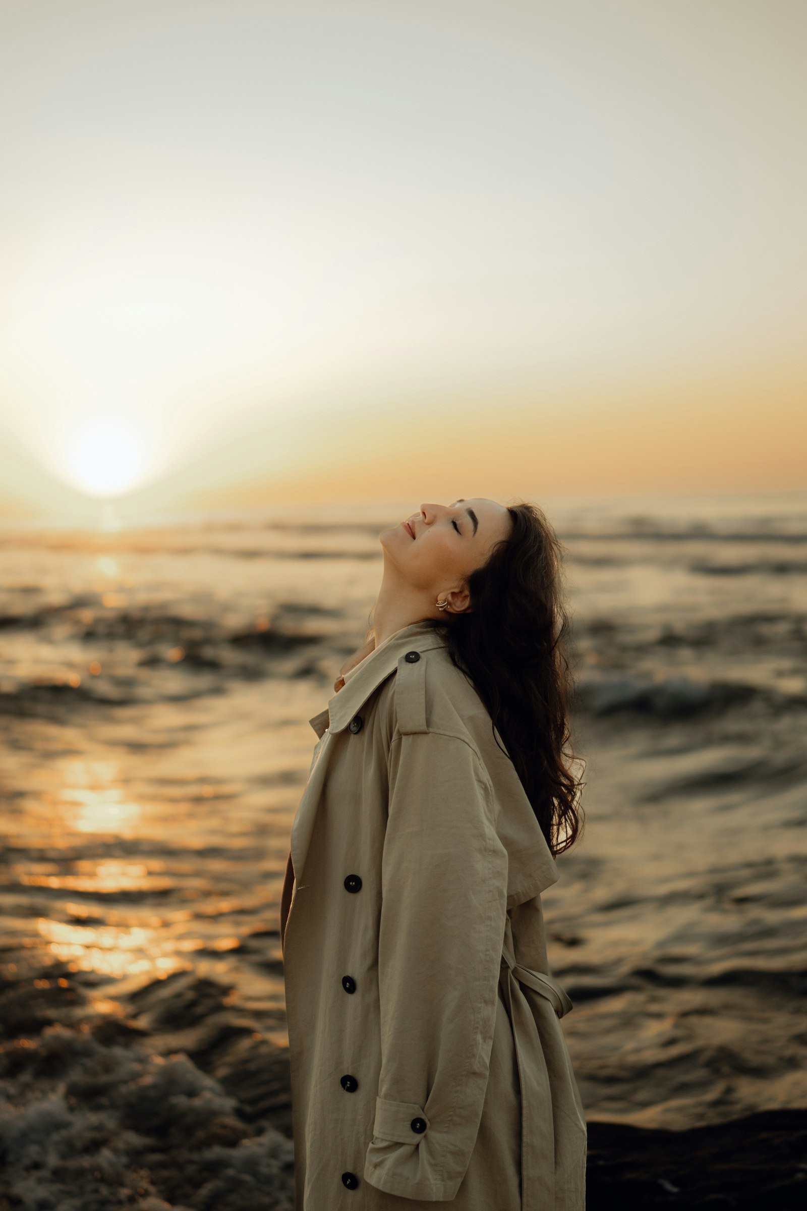 Frau am Meer im warmen Abendlicht – Platzhalterbild